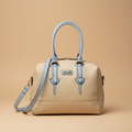 Borsa Bowling Charro Ecopelle Avorio con Dettagli Azzurro Baby su sfondo beige