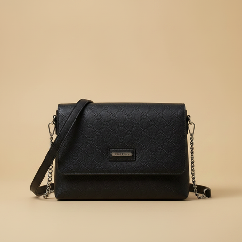 Borsa Crossbody Nera con Catena su sfondo beige