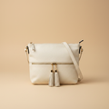 Borsa a Tracolla Just Glamour Ecopelle Bianca con Nappine Dorate su sfondo beige