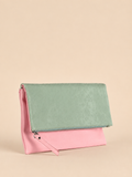 Pochette bicolore Solada rosa e verde su fondo beige sabbia