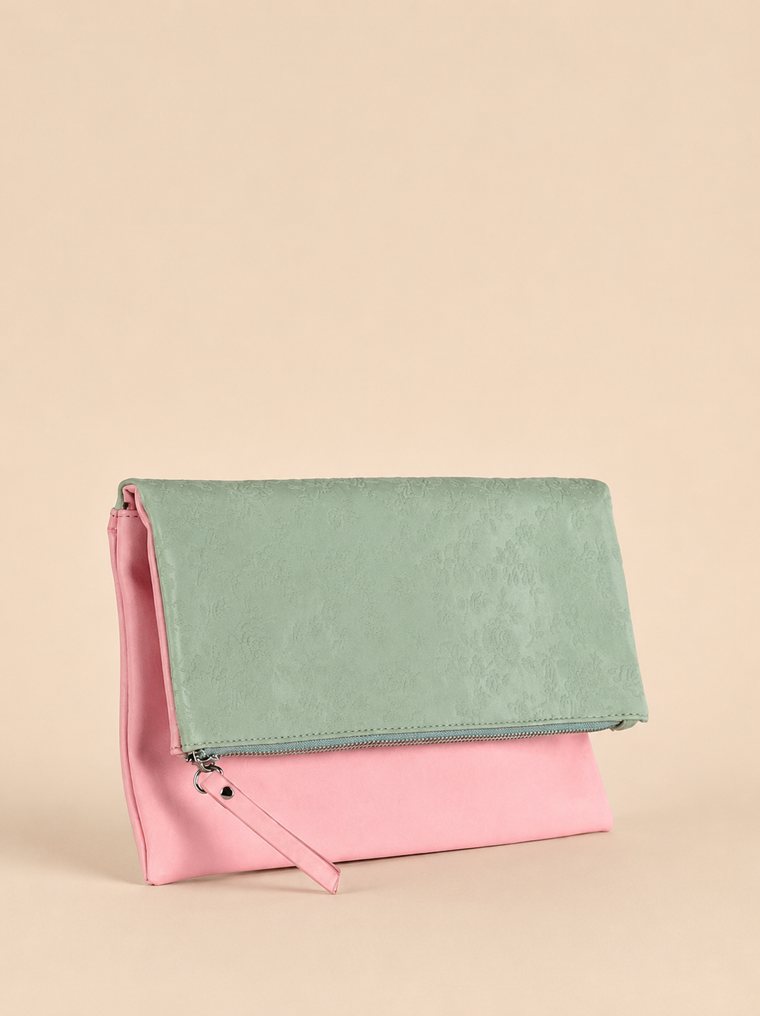 Pochette bicolore Solada rosa e verde su fondo beige sabbia
