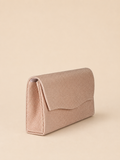 Pochette elegante Solada color oro champagne su fondo beige sabbia